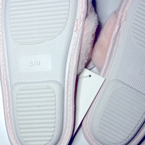 New with Tags Cozy faux fur pink slippers by Splendid in size S/M(5-7.5) - Picture 5 of 5
